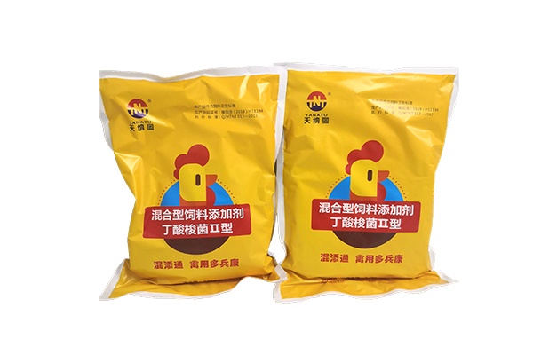 Can clostridium butyricum work synergistically with other feed additives to improve the overall performance of poultry?